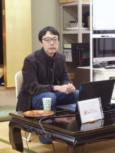 あかんのん安住荘で行われた「親あるあいだの語らいカフェ」で講演する渡邊さん