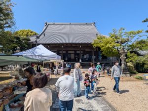 4月のおかざきグリーフケアマルシェのようす